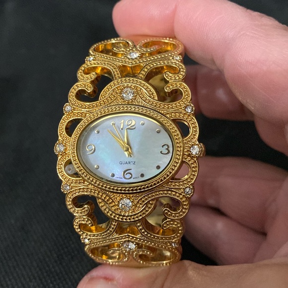 Vintage Accutime 2E12J Quartz Wrist Watch With Rhinestones shaped as a bangle - Picture 2 of 9